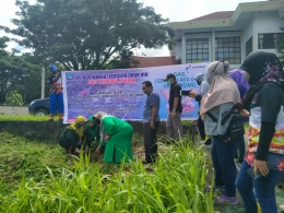 Penanaman di kantor DPRD halsel/Koleksi pribadi