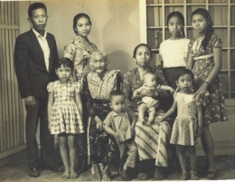 Foto Keluarga 4 generasi (dok pri)