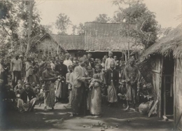 Vaksinasi di Jawa oleh dokter-djawa, circa 1910 | dok. KITLV