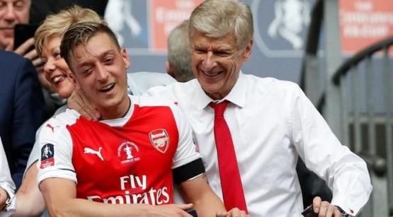 Mesut Ozil dan Arsene Wenger. | (AFP/Adrian Dennis)
