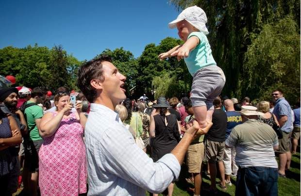 Justin Trudeu pamer nyali dengan anak di Kanada (Foto: vancouversun.com)