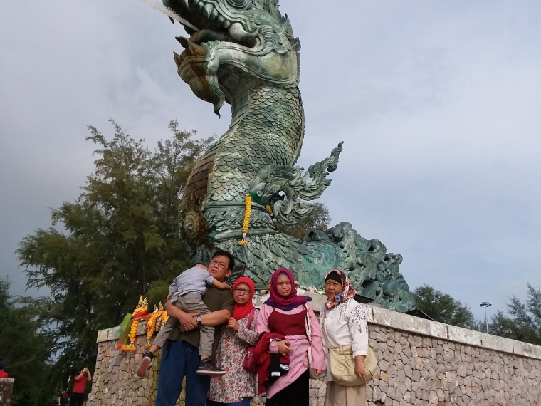 Ketika jalan-jalan bersama anak dan cucu