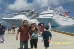 foto bersama putri kami ing,sewaktu kami traveling ke Cayman island/dokpri