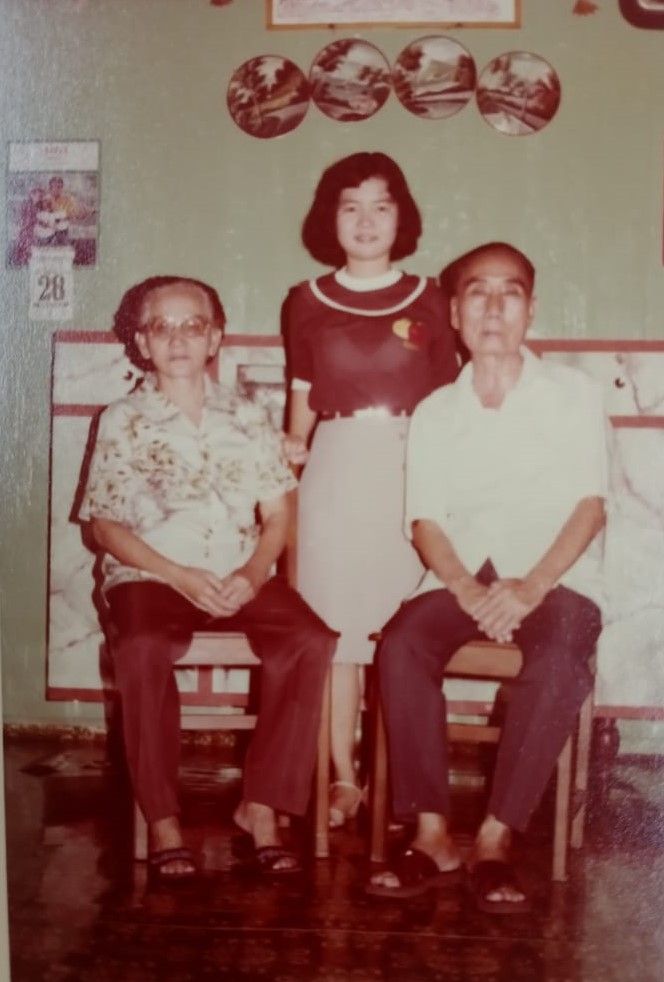 Saya bersama kakek dan nenek (dokpri)