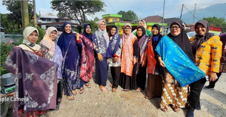 Dosen Kriya Seni ISI Padangpanjang bersama para IRT warga RT 5 Silaing Atas saat pelatihan keterampilan membuat batik. (Dok. Istimewa)