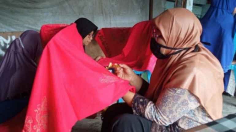 Para IRT warga Silaing Atas di pelatihan keterampilan membuat batik yang digelar oleh para dosen Kriya Seni ISI Padangpanjang. (Dok. Istimewa)