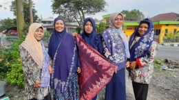 Dosen Kriya Seni ISI Padangpanjang bersama para IRT warga RT 5 Silaing Atas saat pelatihan keterampilan membuat batik. (Dok. Istimewa)