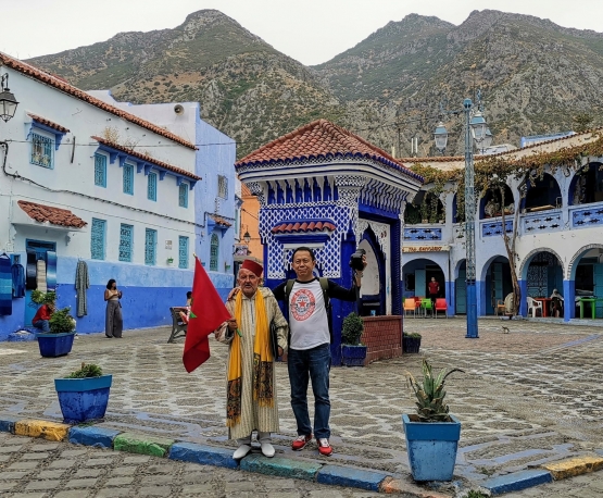 Bersama Ahmed di alun-alun kota tua. Sumber: koleksi pribadi