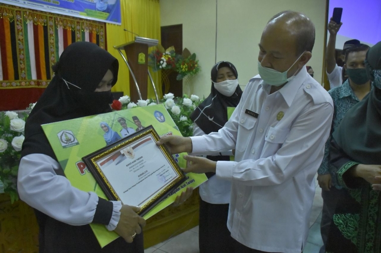 Rusnani terima penghargaan dari Bupati Aceh Tamiang(dok nani)