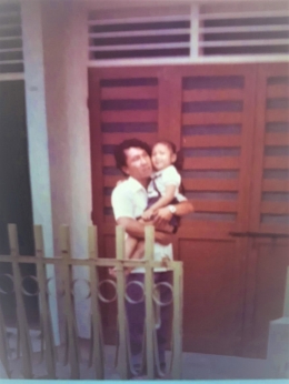 Ing dalam gendongan saya diusia 6 tahun di depan garasi rumah di jalan Bunda I /6,Wisma Indah Padang,38 tahun lalu/dok,pri