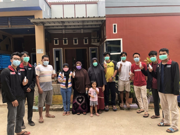 kegiatan-sosialisasi-dan-pembagian-handsanitizer-kepada-warga-desa-singa-gembara-oleh-kelompok-83-gelombang-11-pmm-umm-5f955e9d8ede4827ad1b3ca4.png