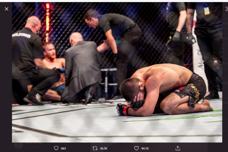 Khabib Nurmagomedov bersujud sampil menangis setelah memastikan kemenangan atas Justin Gaethje dalam duel UFC 254, Minggu (25/10/2020) dini hari WIB. (Tangkapan layar Twitter @ufc) via Kompas.com