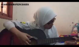 Putriku saat berlatih gitar untuk tugas sekolah - Doc Pribadi