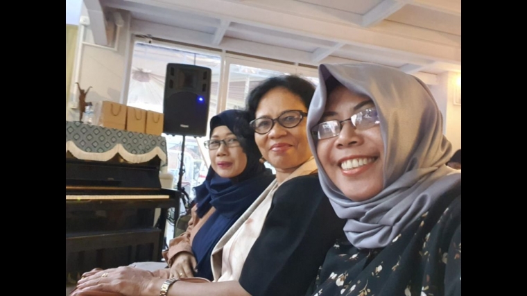 Bersama Mbak Bekti dan Mbak Suprihati dalam suatu acara. Dok. Pribadi.