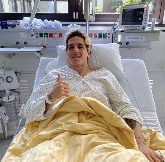 Foto Nicolo Zaniolo seusai sukses menjalani operasi cedera ACL di Austria pada 13 September lalu. | foto: Twitter @TransfersCalcio