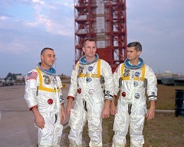 Grissom, White, dan Chaffee di depan landasan peluncuran yang berisi kendaraan luar angkasa AS-204 / Apollo 1  mereka