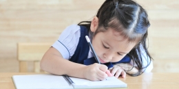 Ilustrasi anak belajar menulis (Foto: Shutterstock)