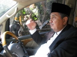 Pak Kiyai disamping penulis kala berkeliling Ponpes Gontor. Foto | Dokpri
