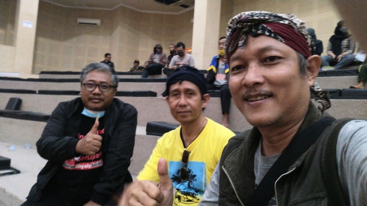 Dari kiri: Bp. Jarot Setyoko (Ketua Dewan Kesenian Banyumas, Bp. Bambang Barata Aji (Ketua Pepadi Korwil Banyumas), dan penulis. | Dokpri.