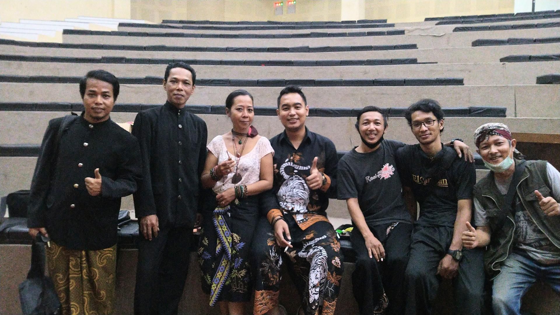 &nbsp;Bibi Retno (ketiga dari kiri) keturunan Ki Dalang Nawan Partomihardjo, Bp. Sapto (paling kiri) koord. festival, dan penulis (paling kanan) | Dokpri.