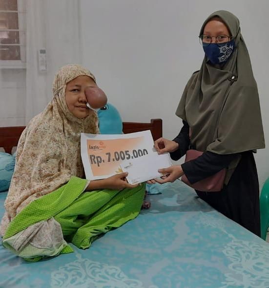 Desiyanti menerima bantuan uang tunai dari LAZISMU Kota Langsa, Dok LAZISMU 