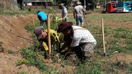 Warga Desa Trawas Bergotong Royong untuk Melakukan Penanaman Pohon di Kawasan TKD yang Menjadi Wisata Desa Edukasi