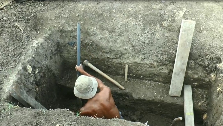 Mbah Sumadi Saat Menggali Kuburnya Sendiri | Foto : iNews/Musyaf