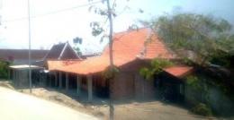 Rumah-rumah berarsitektur khas Jawa, di sepanjang jalan | Dokumentasi pribadi