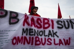Unjuk rasa buruh menolak Omnibus Law UU Ciptaker. Sumber: www.money.kompas.com
