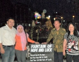 Berfoto di Fountain of Hope and Luck di Bandung bersama Susi dan Bambang (dok pribadi)