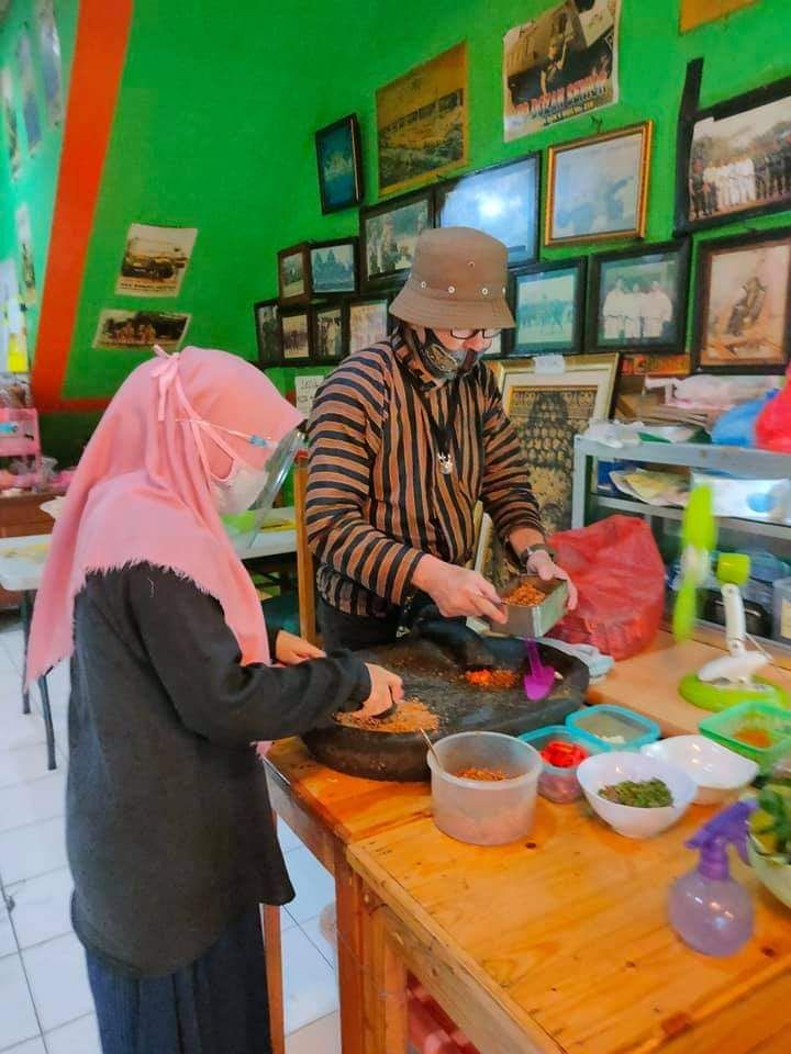 Leo Dozan sedang meracik bumbu ketupat tahu ( dok asita)