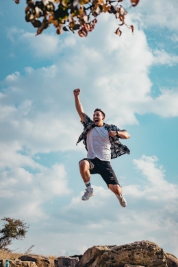 Man jumping happily | pexels.com