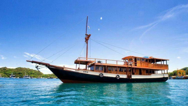 Kapal sewa Labuan Bajo - Pulau Komodo (dok. hipwee.com)