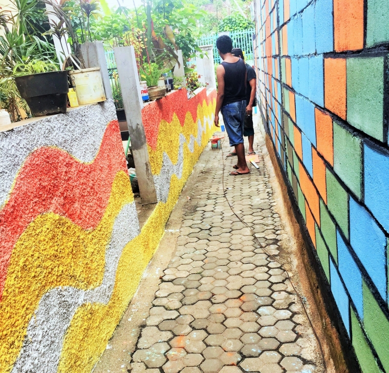gotong royong warga Rt.08 Rw 04 dalam mengecat tembok (Dokpri)