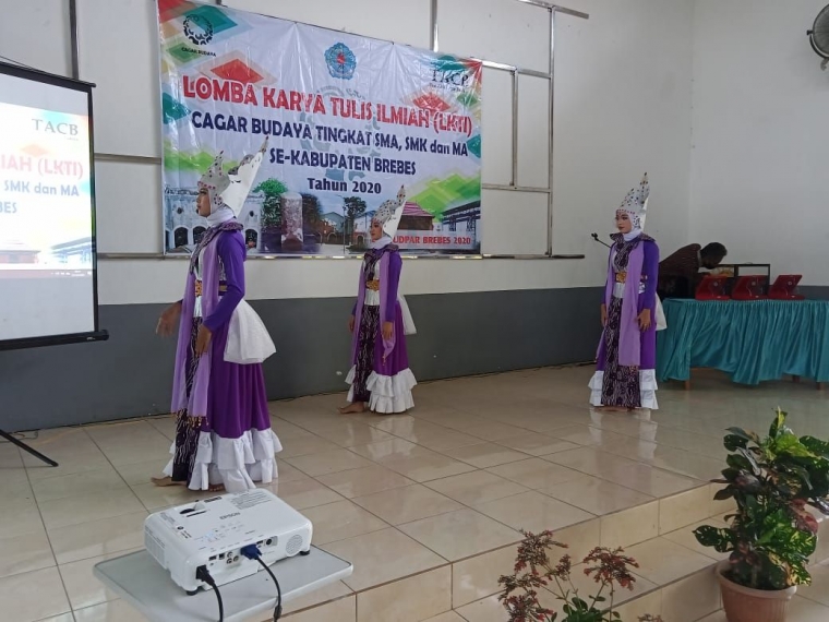Tari Ronggeng Nyentrik Simbol Ketegasan di antara Gemulai Tari Ronggeng Nyentrik Simbol Ketegasan di antara Gemulai
