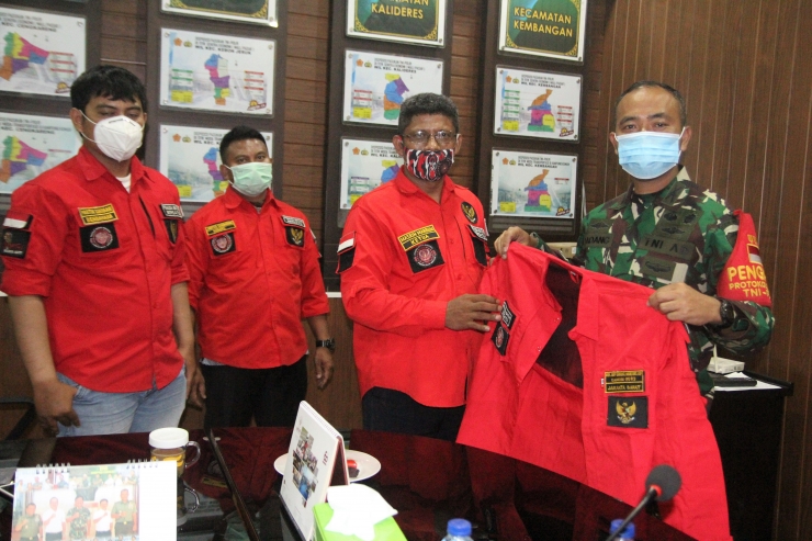 Pengurus menyerahkan cinderamata berupa seragam Pemuda Batak Bersatu kepada Dandim 0503/JB. Foto (DPC Jakbar)
