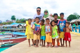 Berbagi dengan anak-anak Suku Bajo di Gorontalo. Sumber: dokumentasi pribadi
