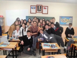 Mengajar tentang berbagai hal tentang Indonesia di salah satu sekolah di Izmir, Turki. Sumber: dokumentasi pribadi