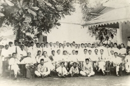Foto bersama para pemuda pencetus Sumpah Pemuda, 28 Oktober 1928 di halaman depan Gedung IC, Jl. Kramat 106, Jakarta (Dok. Kompas)