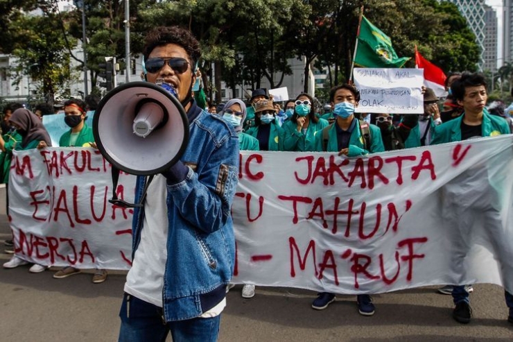 Lihat Foto Mahasiswa yang tergabung dalam BEM Seluruh Indonesia (SI) melakukan aksi unjuk rasa di kawasan Patung Kuda, Jakarta Pusat, Selasa (20/10/2020). Mereka menolak pengesahan omnibus law Undang-undang Cipta Kerja yang bertepatan dengan satu tahun pemerintahan Jokowi-Maruf.(KOMPAS.com/GARRY LOTULUNG)