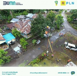 Ilustrasi pemasangan listrik di reksa wilayah Manggarai, Flores (Dok. PLN Wilayah Nusa Tenggara Timur, via Facebook)