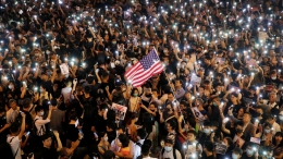 Bendera Amerika dikibarkan di tengah gelombang pro demokrasi Hongkong. Photo: Umit Bektas/Reuters