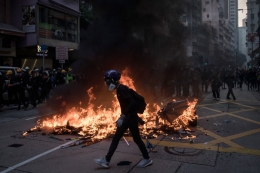 Gerakan damai berubah menjadi anarki. Photo: CNN