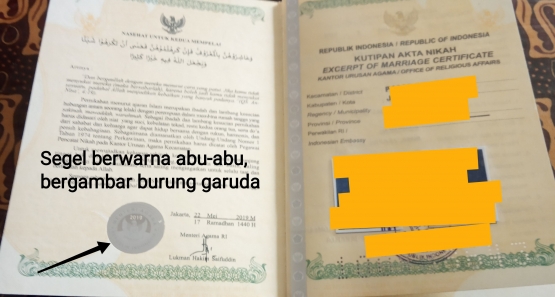 Ilustrasi Buku Nikah. Tampak segel berwaran abu-abu, bergambar burung garuda, nama dan tanda tangan Menteri Agama, sebagai salah satu pengaman dari pemalsuan/dokumen pribadi