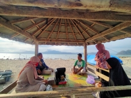 Dok. Berdiskusi di Pesisir Pantai Desa Jala, Kecamatan Hu'u, Kabupaten Dompu-NTB (Dokpri)