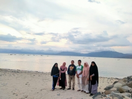 Dok. Berdiskusi di Pesisir Pantai Desa Jala, Kecamatan Hu'u, Kabupaten Dompu-NTB (Dokpri)