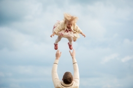 ilustrasi ayah yang bermain dengan anak perempuannya. (sumber: pixabay.com/JessicaHorkey)