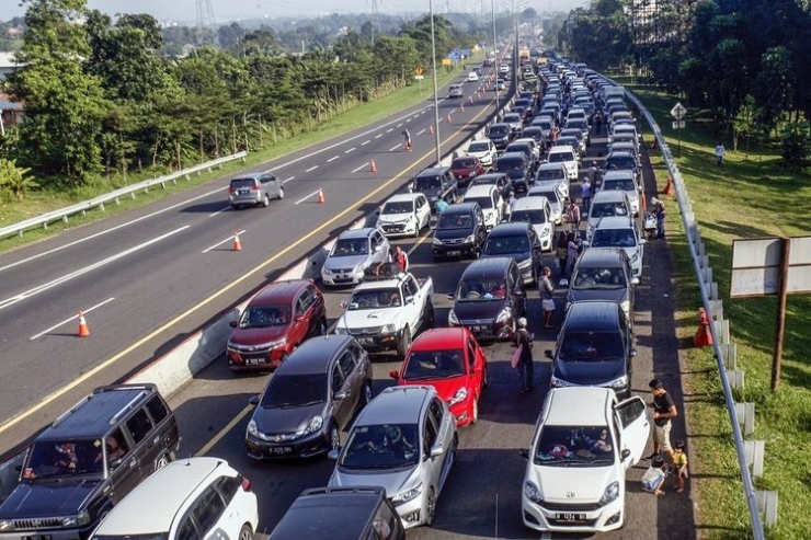 Arus kendaraan menuju puncak ((ANTARA FOTO/Yulius Satria Wijaya via kompas.com)