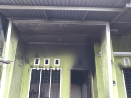 Bagian depan rumah yang terbakar (dok. pribadi) 