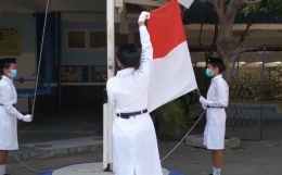 Pengibaran Bendera Merah Putih dalam Upacara Sumpah Pemuda SMP Santo Yosef Tarakanita Surabaya